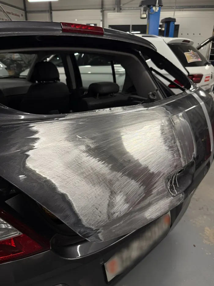 Opel Corsa, Heckklappe: Ausgebeult, geschliffen und abgeklebt