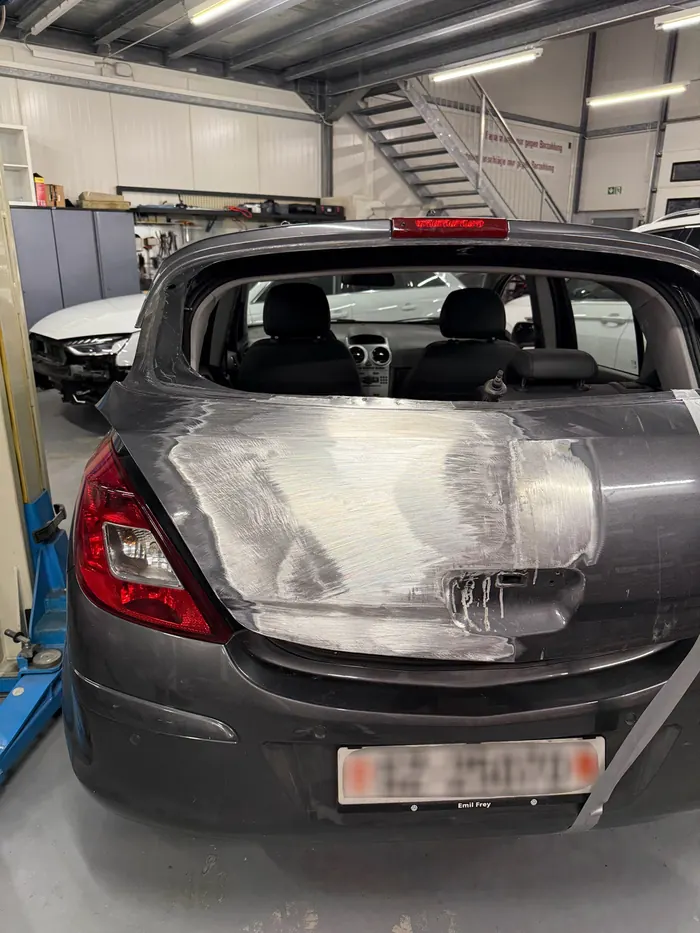 Opel Corsa, Heckklappe: Ausgebeult, geschliffen und abgeklebt