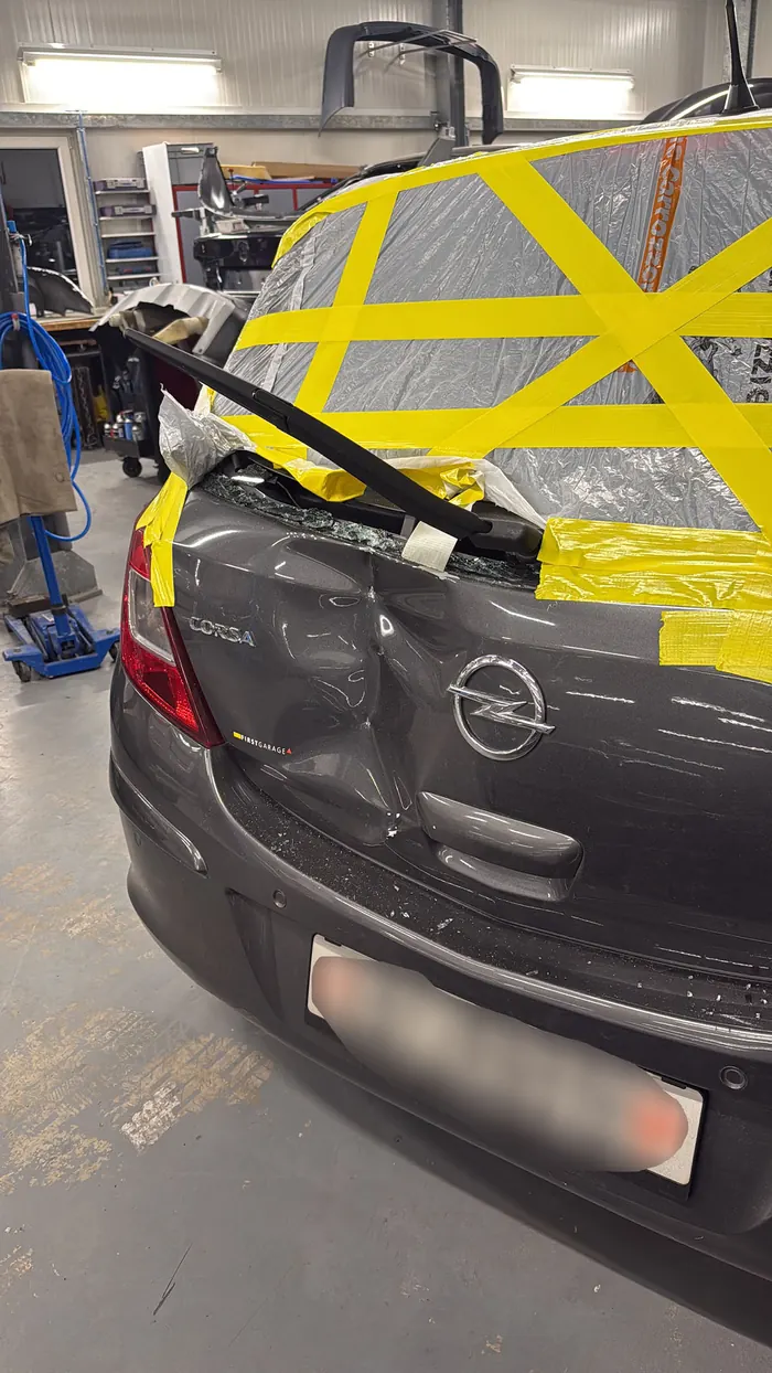 Opel Corsa, Heckklappe: Ausgebeult, geschliffen und abgeklebt