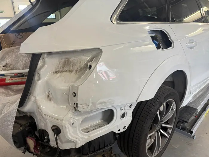 SUV, Strukturschaden hinten: Beschädigtes Seitenteil ausgetrennt
