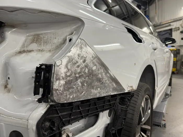 SUV, Strukturschaden hinten: Beschädigtes Seitenteil ausgetrennt