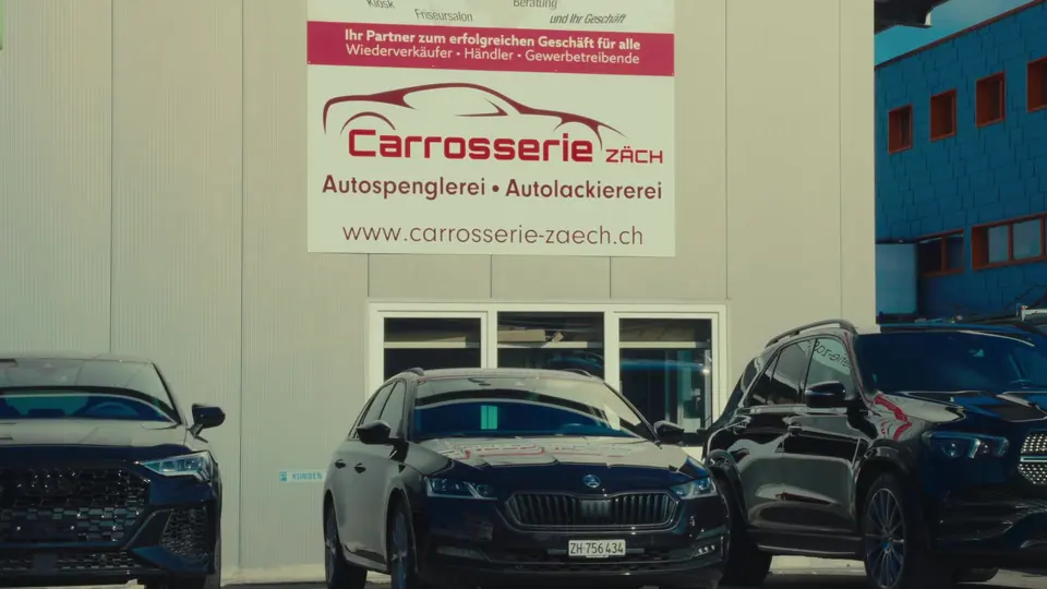 Firmenschild der Carrosserie Zäch über der Werkstatt