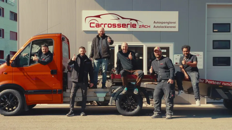 Das Team der Carrosserie Zäch vor dem Betrieb in Wangen SZ